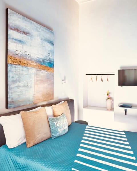 Bed, TV and multimedia, Photo of the whole room, Bedroom