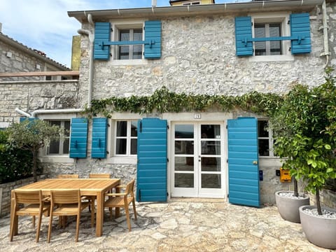 Property building, Patio, Day, Natural landscape, Decorative detail