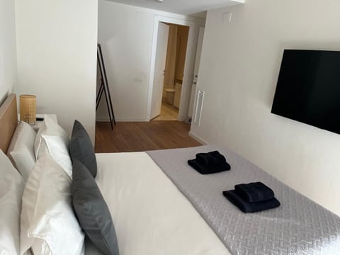 Bed, Bathroom, TV and multimedia, Bedroom, wardrobe