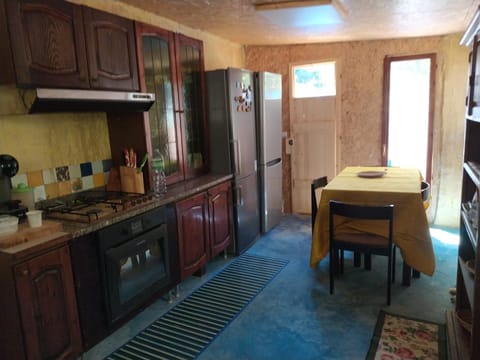 Kitchen or kitchenette, Dining area, oven, pet friendly, stove