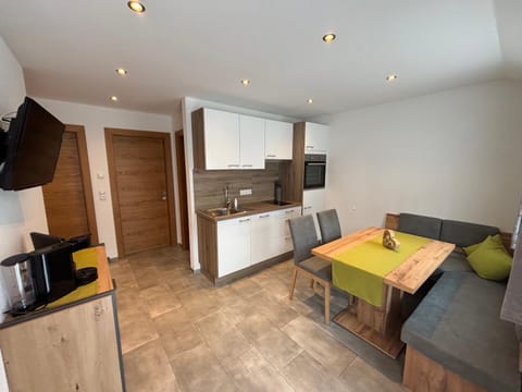 Kitchen or kitchenette, Seating area