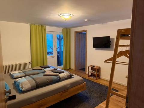 Bed, TV and multimedia, Photo of the whole room, Bedroom