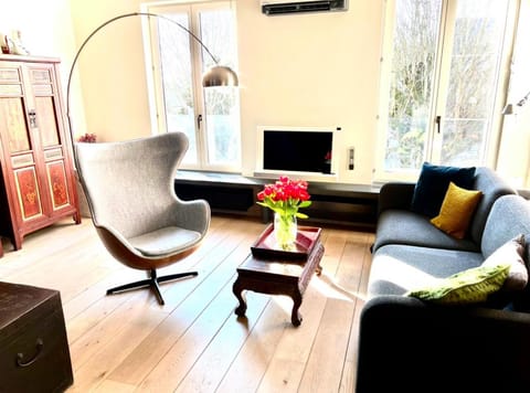 TV and multimedia, Seating area, air conditioner