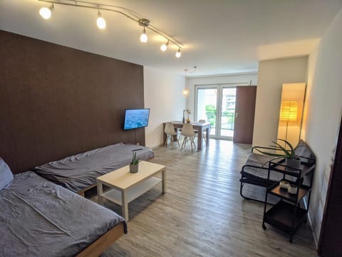 Bed, TV and multimedia, Living room, Photo of the whole room, Seating area, Dining area, Bedroom