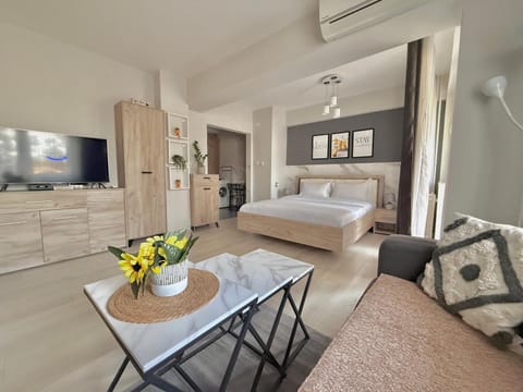 Bed, TV and multimedia, Photo of the whole room, Seating area, Bedroom
