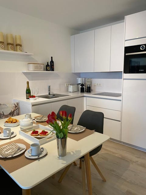 Kitchen or kitchenette, Dining area