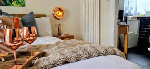 The Orange Fox Lux Room and Hot Tub at The Grumpy Schnauzer Guest House Bed and Breakfast in Coatbridge