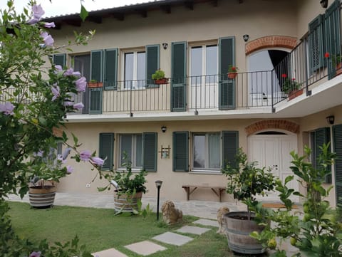 Property building, Garden, Balcony/Terrace