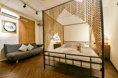 Bed, Seating area, Bedroom