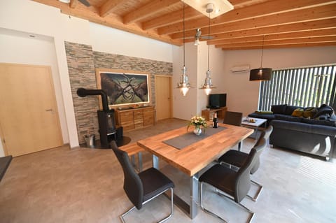 TV and multimedia, Living room, Seating area, Dining area