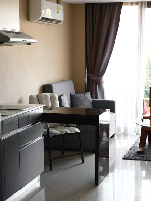 Kitchen or kitchenette, Seating area, Dining area