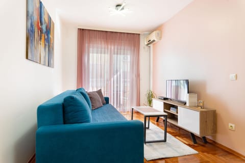 TV and multimedia, Living room, Seating area, internet