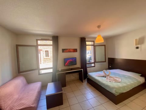 Bed, Living room