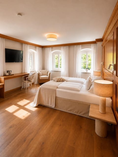 Bed, TV and multimedia, Photo of the whole room, Seating area, Bedroom