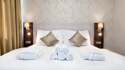 Bed, Bedroom, towels