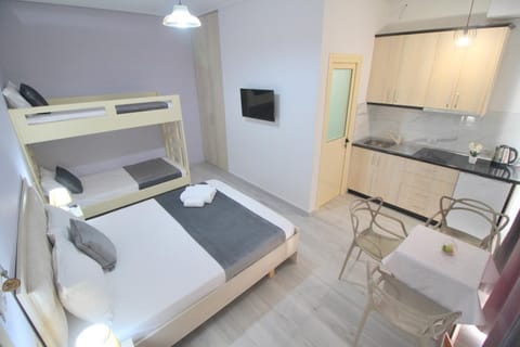 TV and multimedia, Coffee/tea facilities, Dining area, kitchen, air conditioner