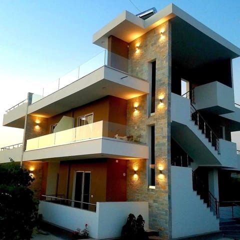 Property building, TV and multimedia, Balcony/Terrace, Balcony/Terrace, City view, Lake view, Sea view, air conditioner