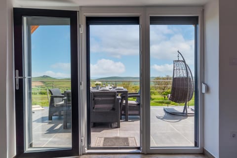 Balcony/Terrace, Mountain view