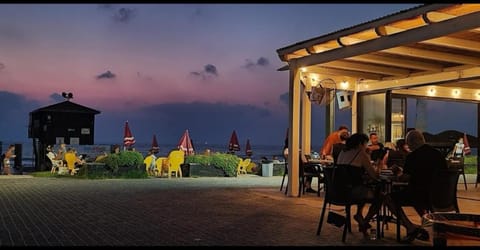 Restaurant/places to eat, Beach