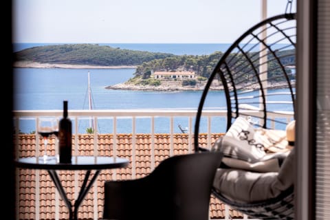 Day, Natural landscape, View (from property/room), Balcony/Terrace, Seating area, Dining area, Sea view