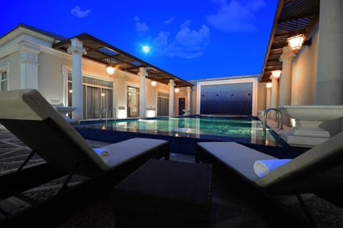 Facade/entrance, Swimming pool