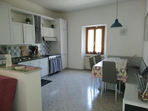Kitchen or kitchenette, Dining area, stove