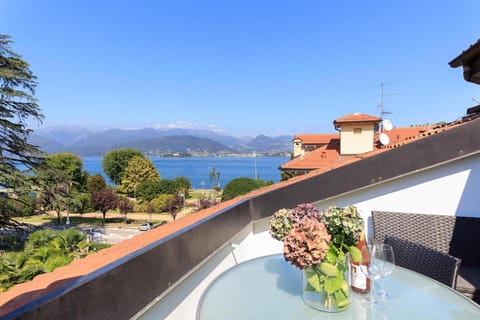 View (from property/room), Balcony/Terrace, Photo of the whole room, On site, Lake view, Mountain view