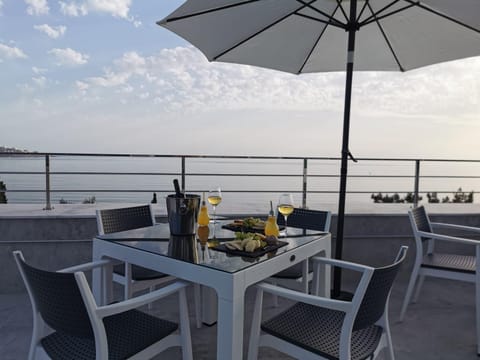 View (from property/room), Balcony/Terrace, Lounge or bar, Dining area, Sea view