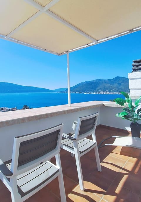 Shower, Nearby landmark, Restaurant/places to eat, Day, Natural landscape, Summer, Bathroom, View (from property/room), Balcony/Terrace, Other, Seating area, Dining area, Beach, City view, Mountain view, Sea view, Time of day, Location, Sunrise, Sunset, Parking, internet, sunbed, air conditioner