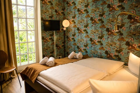 Bed, TV and multimedia, Photo of the whole room, Bedroom, towels