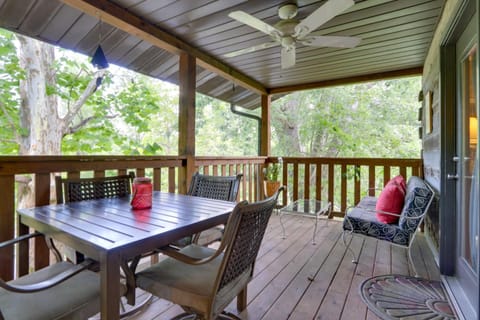 Fire Pit and Deck! Cozy Smoky Mtn Retreat on River Apartment in Townsend