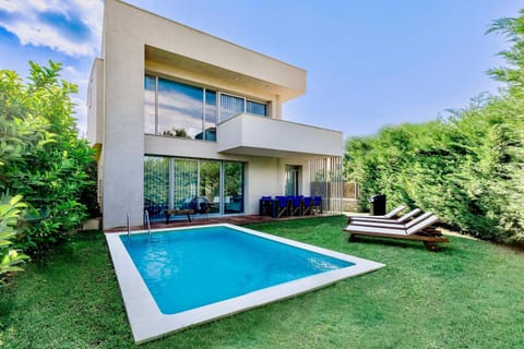 Property building, Garden view, Pool view, Swimming pool, sunbed