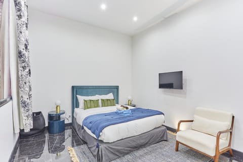 Bed, TV and multimedia, Photo of the whole room