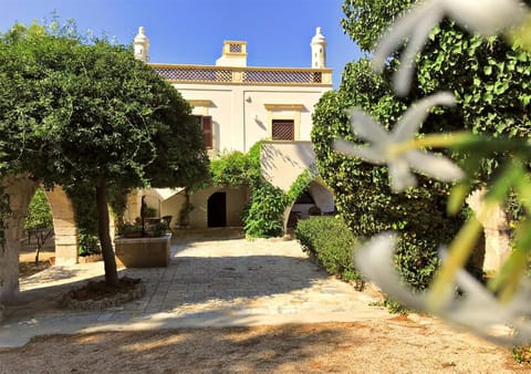 Facade/entrance, Spring