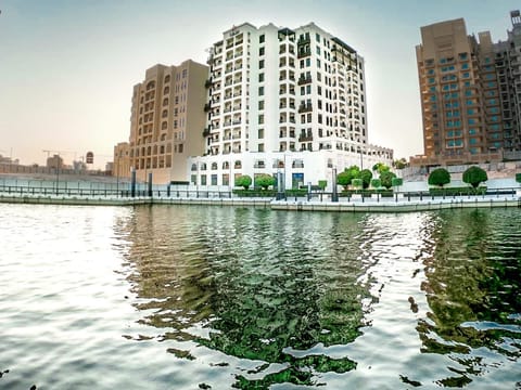 Property building, Nearby landmark, Facade/entrance, Neighbourhood, Lake view