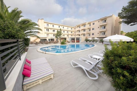 Property building, Garden, Swimming pool, sunbed