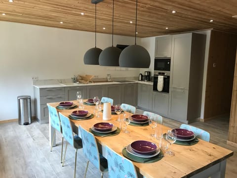 Kitchen or kitchenette, Dining area