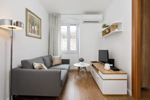 TV and multimedia, Living room, Seating area, air conditioner