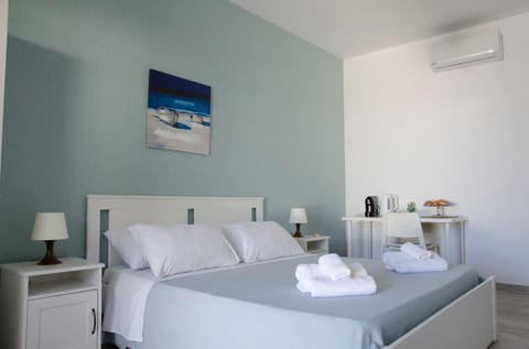 Bed, Photo of the whole room, Bedroom, towels, air conditioner