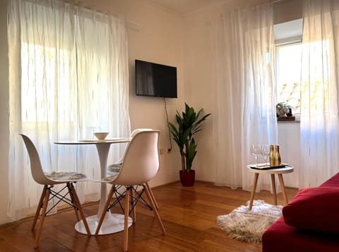 TV and multimedia, Living room, Seating area, Dining area