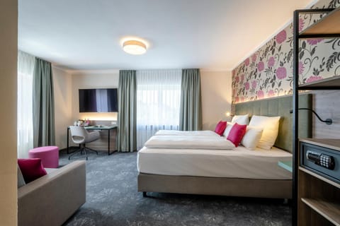 Bed, TV and multimedia, Coffee/tea facilities, Living room, Seating area, Bedroom