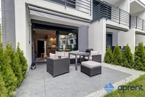 Property building, Patio, Day, Garden, Balcony/Terrace, Seating area