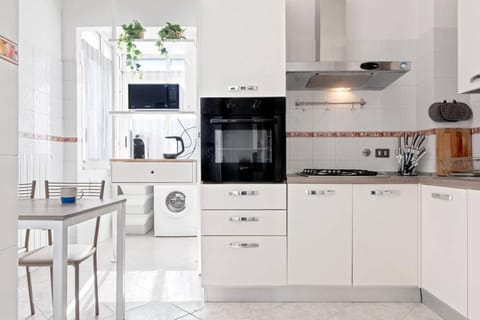 Kitchen or kitchenette, Dining area, minibar, pet friendly, stove