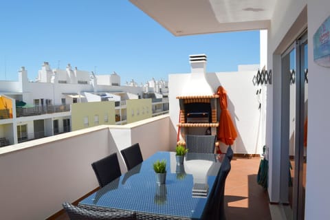 Patio, Spring, Day, Summer, BBQ facilities, View (from property/room), Balcony/Terrace, Living room, Photo of the whole room, Decorative detail, Seating area, On site, City view, Mountain view, Sea view, Street view, young children, older children, group of guests, Family, Quiet street view, Inner courtyard view
