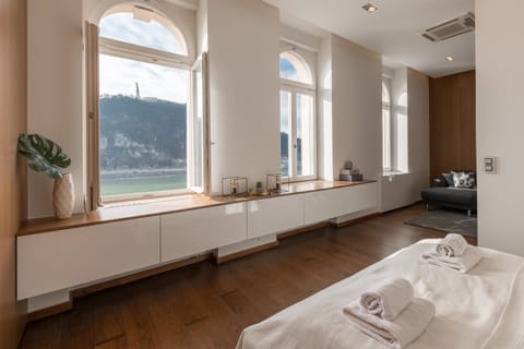Bed, View (from property/room), Bedroom, City view, Landmark view, Mountain view, River view, Street view