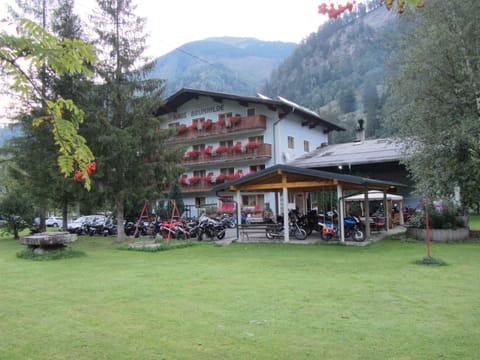 Facade/entrance