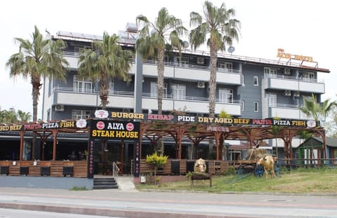 Property building, Restaurant/places to eat, Off site, Day, Food and drinks, Other, On site, Garden view, Entertainment, Drinks, Alcoholic drinks, Non alcoholic drinks
