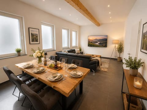 TV and multimedia, Living room, Food and drinks, Seating area, Dining area, Food