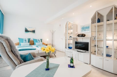 Bed, TV and multimedia, Bedroom