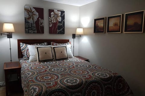 Sarnia's Hidden Gem - 3 BR/2 BA by College/Hwy/Arena House in Sarnia